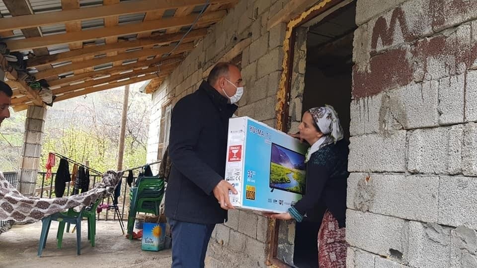 Çukurca Belediyesinden 10 aileye televizyon 