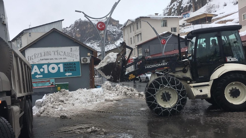 Çukurca Belediyesinden kar temizleme çalışması 