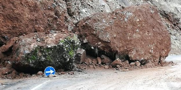 Çukurca- Şırnak karayoluna dev kayalar düştü