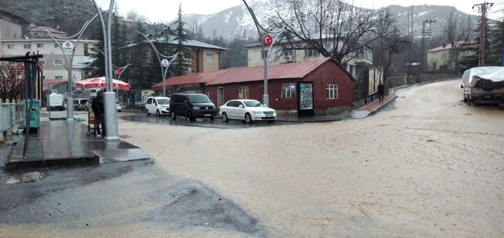 Çukurca’da etkili olan sağanak sele dönüştü 