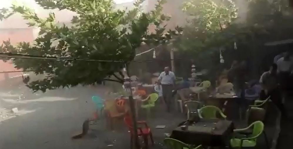 Çukurca’da fırtına çatıları uçurdu, ağaçları devirdi 