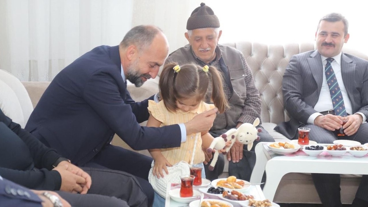 Çukurca'da Ramazan Bayramı programında şehit ailesine ziyaret