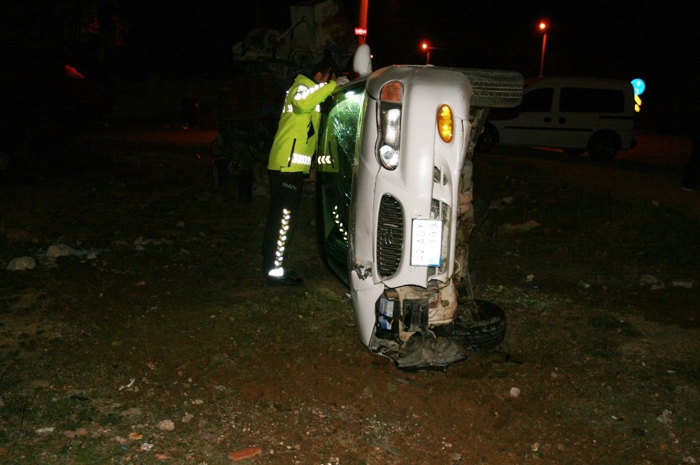 Çukurdan kaçmak isterken otomobili devirdi 