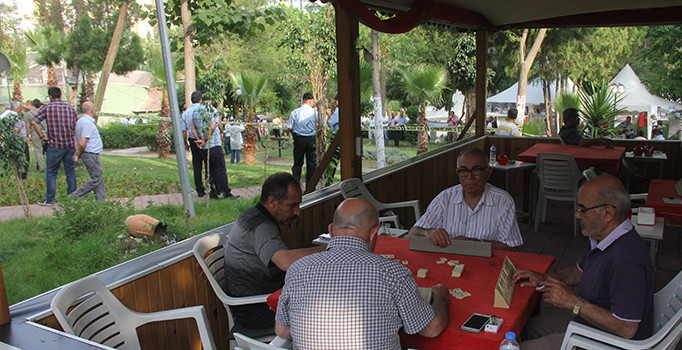 Çukurova İlçesi'nde ses bombası patladı vatandaşlar oyuna devam etti