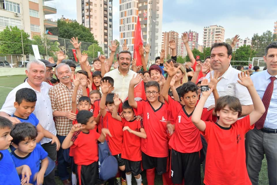 Çukurova’da çocuklar sahaya indi 