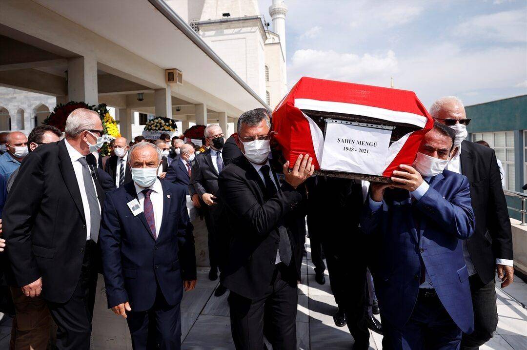 Cuma Dergisi’ni kapattıran davanın avukatı Şahin Mengü toprağa verildi