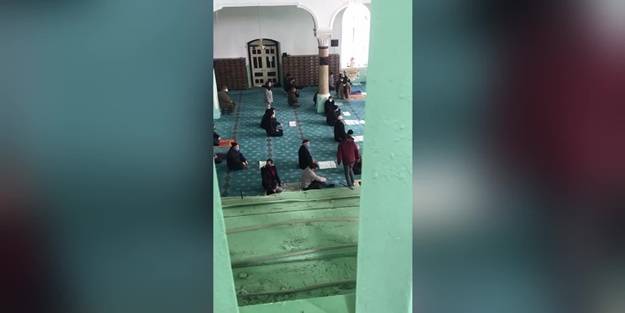 Cuma Hutbesi okunurken camiye giren kadından 'hepimiz açız' provokasyonu!