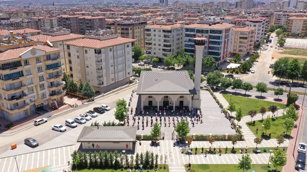 Cuma namazı alınan tedbirlerle huzur içerisinde kılındı 
