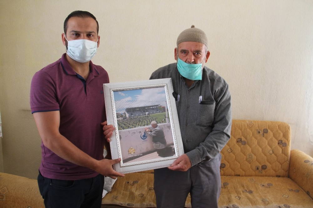 Cuma namazı için stada alınmayan Osman dede, o kareyi çekenle tanıştı 