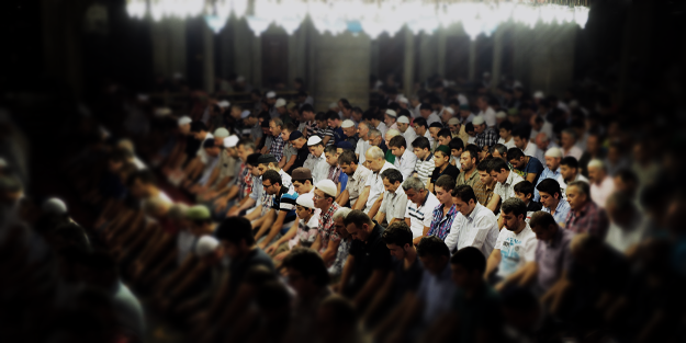 Cuma namazı kılmak isteyen çalışanı işten attılar!