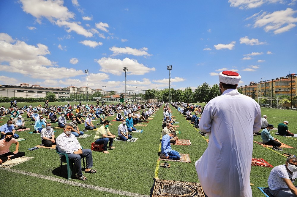 Cuma namazı kurallara uygun hijyenik ortamda kılındı 