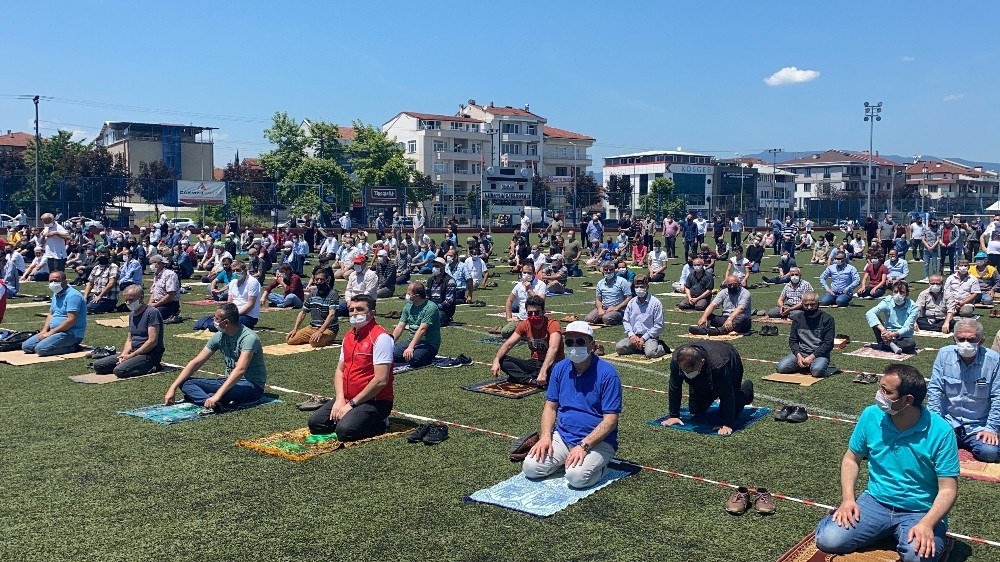 Cuma namazı Nurettin Zafer Stadı’nda kılındı 