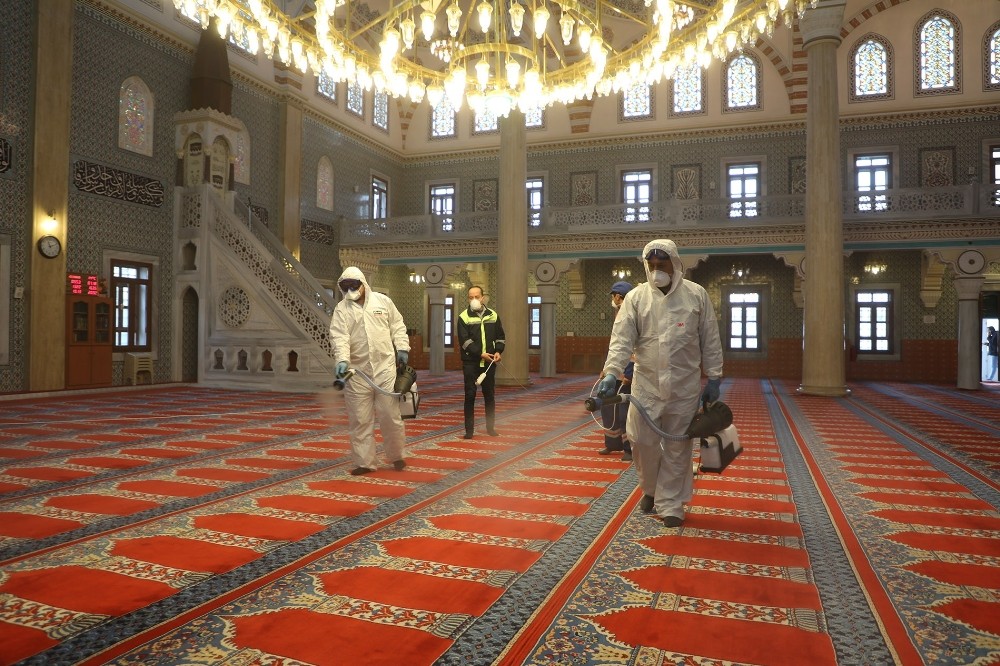Cuma namazı öncesinde camiler dezenfekte edildi 