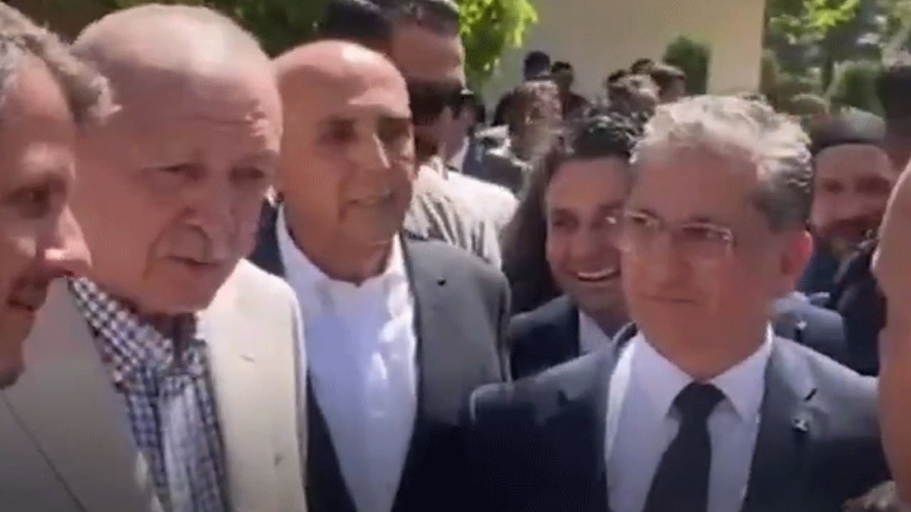 Cuma namazı sonrası Cumhurbaşkanı'na sevgi seli: Her ana doğurmaz böyle bir adam! Dünyada yok senin eşin