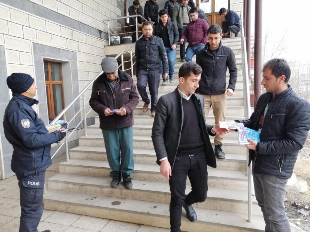 Cuma namazı sonrası uyuşturucu bilinçlendirme broşürleri dağıtıldı 
