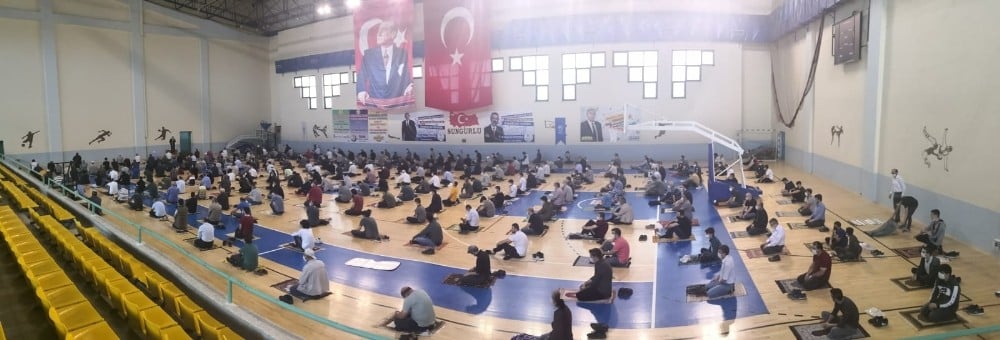 Cuma namazı spor salonunda kılındı 