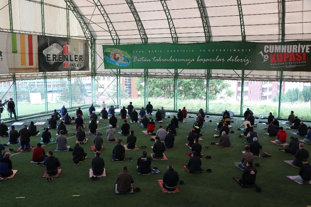 Cuma namazı spor salonunda sosyal mesafe ile kılındı 