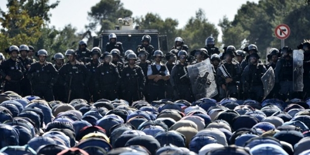 Cuma namazına gidenlere lağım suyu!