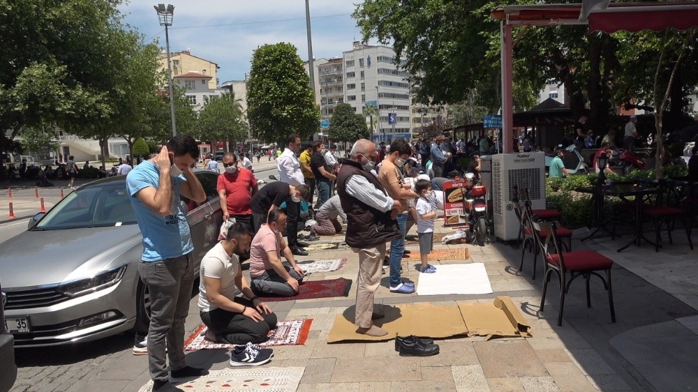 Cuma namazında cemaat cami bahçelerinin dışına taştı 
