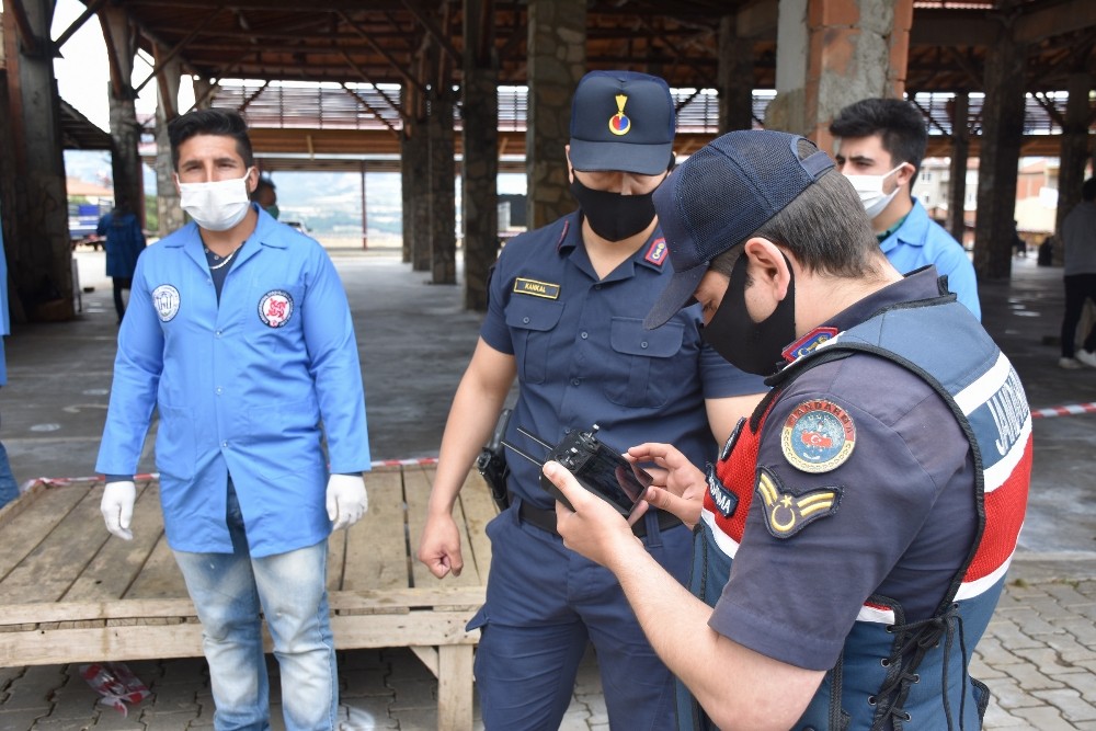 Cuma namazında drone ile ateş ölçümü yapıldı 