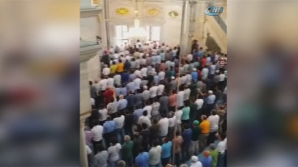 Cuma namazında hep birlikte istiklal marşını...