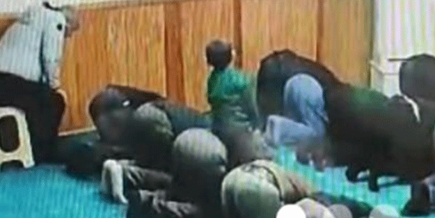 Cuma namazındaki sevimli çocuğun iç ısıtan görüntüsü