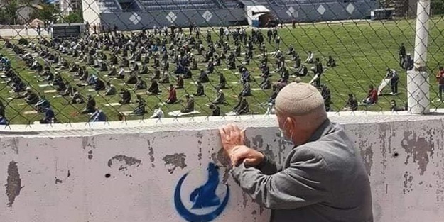 Cuma namazından yürek burkan görüntü