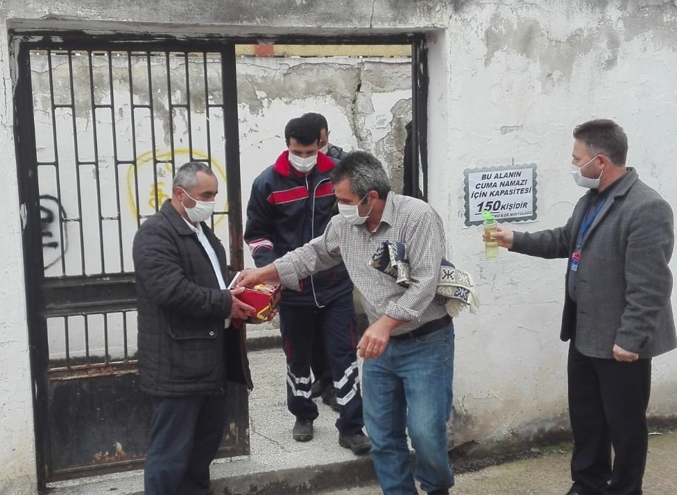 Cuma namazını kılan cemaate çikolata ikram edildi 
