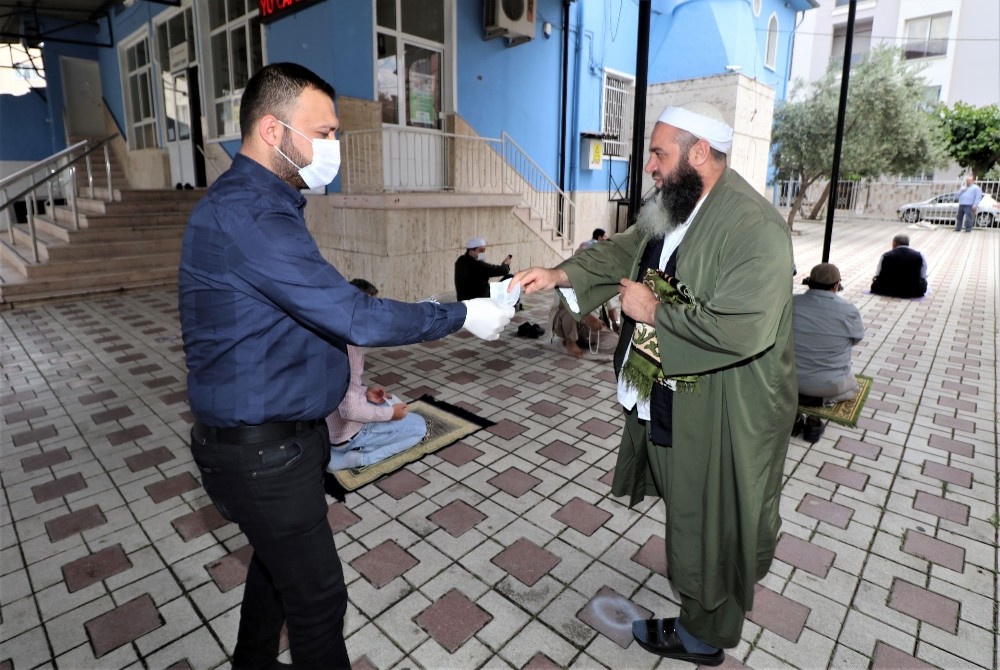 Cuma namazını kılmaya gelen vatandaşlara ücretsiz maske dağıtıldı 