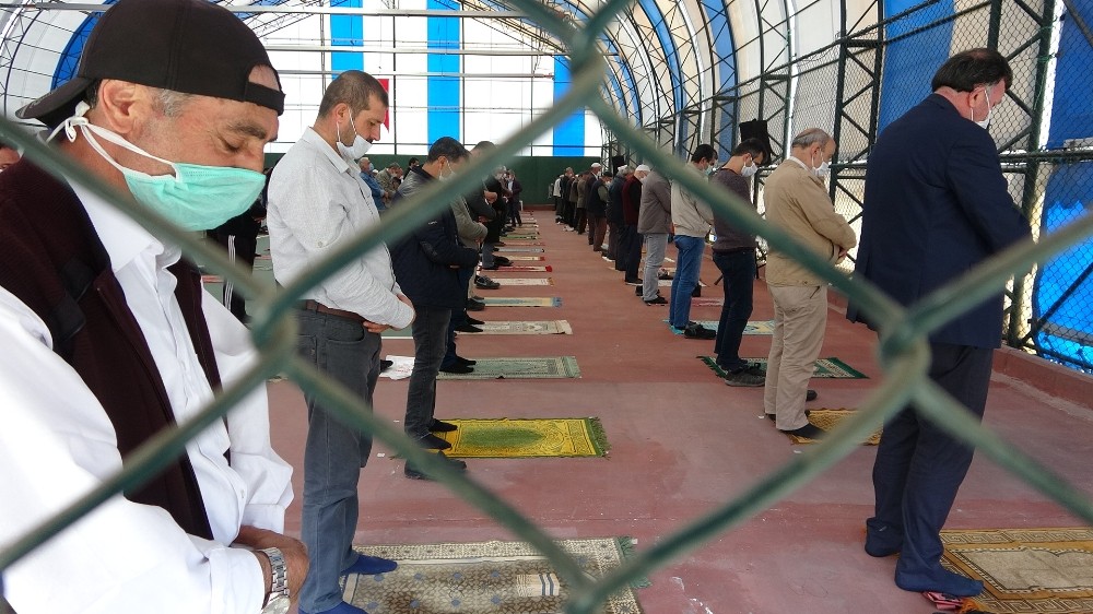 Cuma namazını tenis kortunda kıldılar 