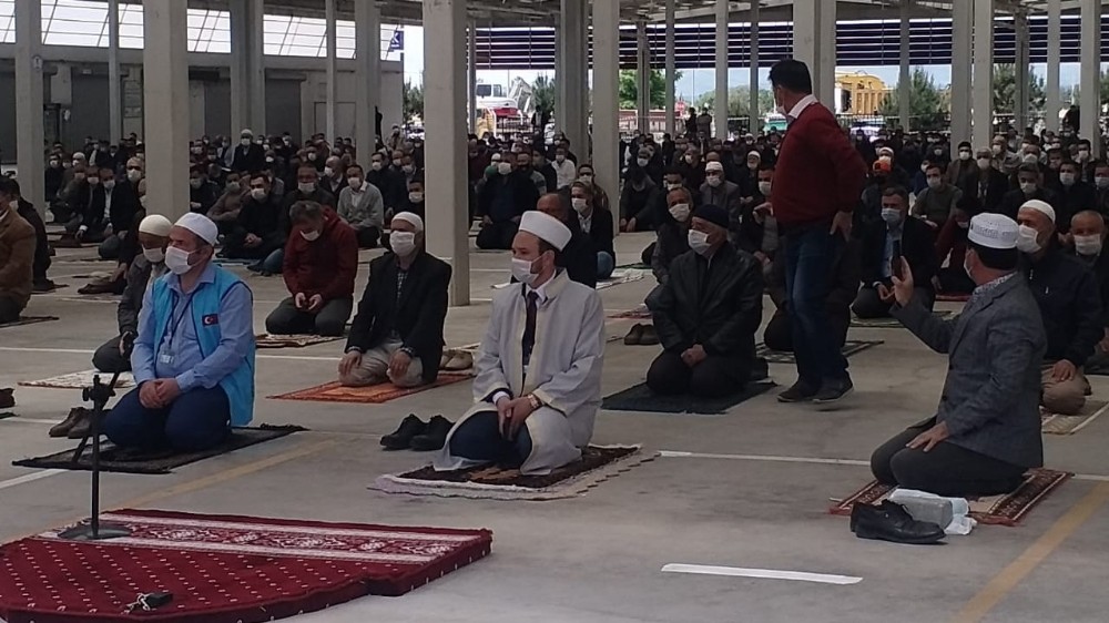 Cuma namazının ardından vatandaşlar yağmur duası yaptı 