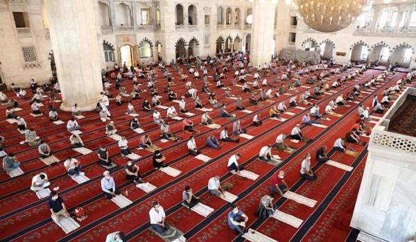 Cuma namazının farzına yetişemeyen ne yapar? Cuma namazı kazası var mı?