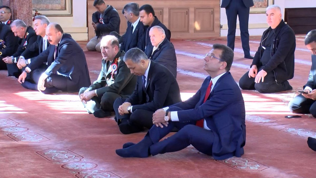 Cumaya giden İmamoğlu'na olay soru! Solcu isim, böyle isyan etti