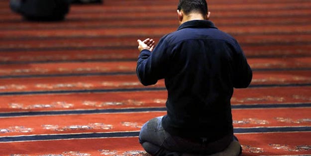 Cumaya gitmeyenler Cuma namazı kılınmadan önce öğle namazı kılabilirler mi?