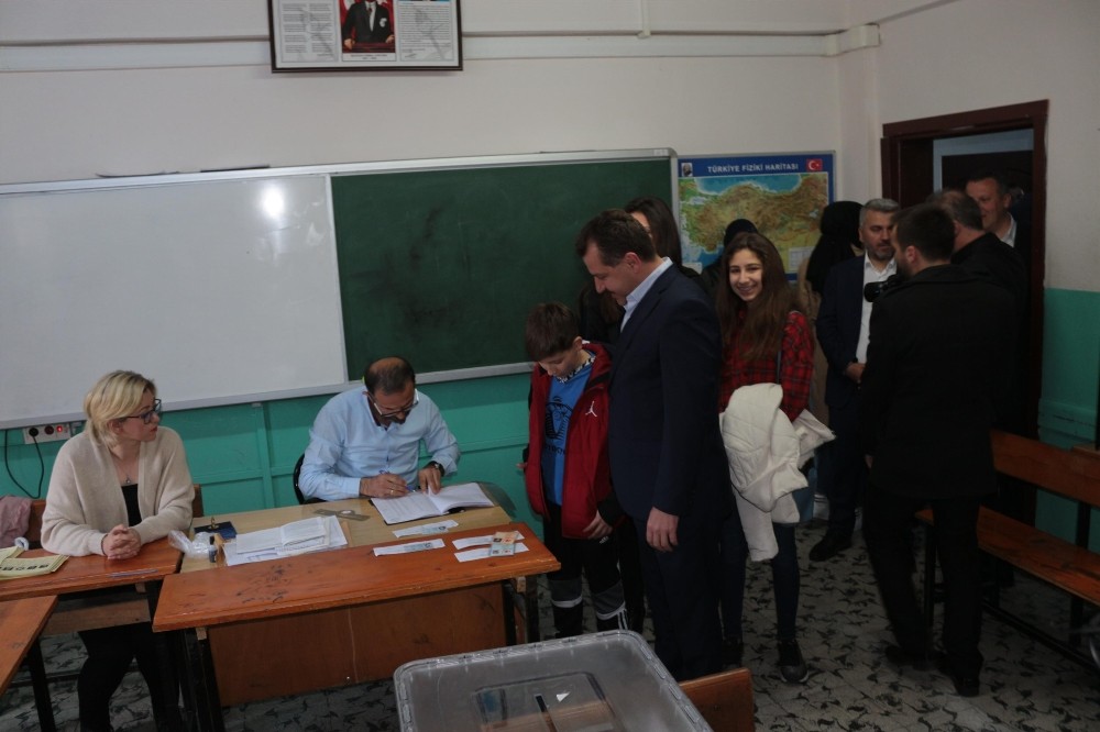 Cumhur İttifakı Büyükşehir Adayı Yücel Yılmaz oyunu kullandı 