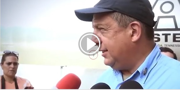 Cumhurbaşkanı canlı yayında sinek yuttu