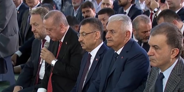 Cumhurbaşkanı Erdoğan 15 Temmuz şehitleri için Kur'an okudu