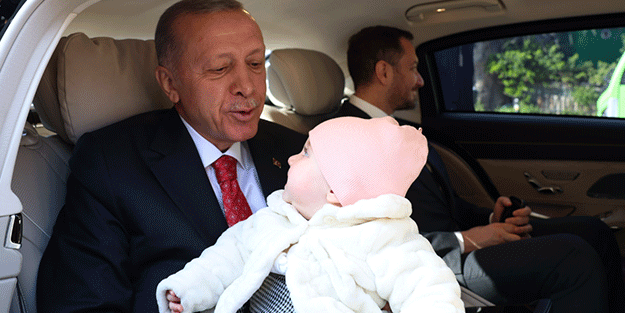 Erdoğan 8 aylık Lina bebeği sevdi