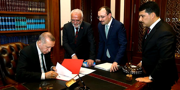 Cumhurbaşkanı Erdoğan adaylık imzasını attı