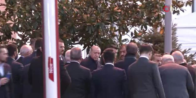 Cumhurbaşkanı Erdoğan AK Parti İl Başkanlığı’ndan ayrıldı