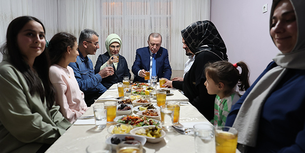 Cumhurbaşkanı Erdoğan Ankara'da bir aileye misafir oldu