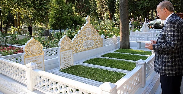 Cumhurbaşkanı Erdoğan anne ve babasının mezarını ziyaret etti