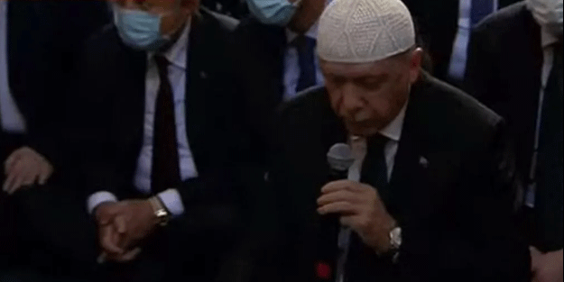 Erdoğan, Ayasofya Camii'nde Kur'an-ı Kerim okudu