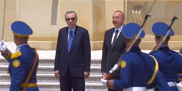 Cumhurbaşkanı Erdoğan, Azerbaycan’da resmi törenle karşılandı