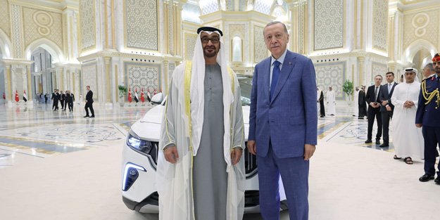 Cumhurbaşkanı Erdoğan BAE Devlet Başkanı Al Nahyan'a TOGG hediye etti