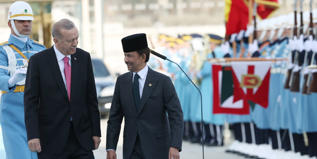 Cumhurbaşkanı Erdoğan, Brunei Darusselam Sultanı Waddaulah’ı resmi törenle karşıladı