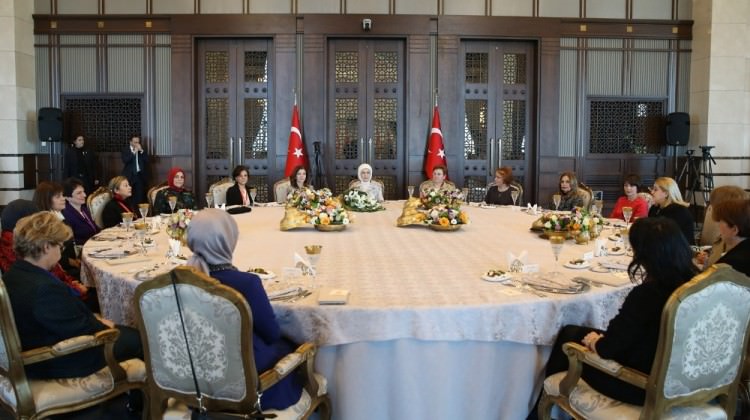Emine Erdoğan büyükelçi eşleri ile bir araya geldi