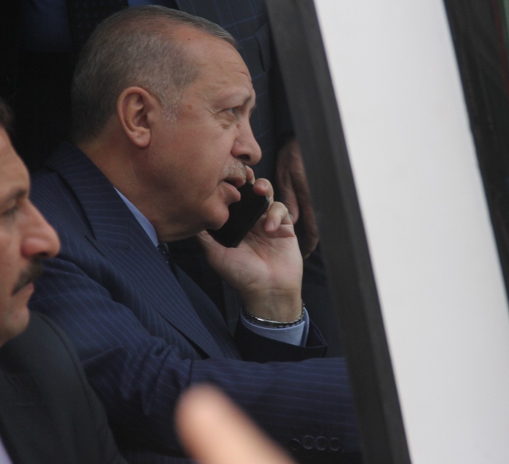 Cumhurbaşkanı Erdoğan çocuklara oyuncak, annelere bez çanta dağıttı