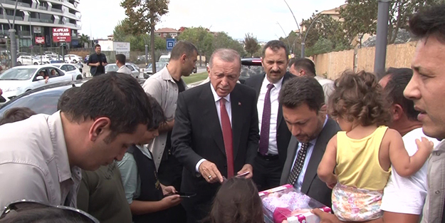Cumhurbaşkanı Erdoğan çocuklara oyuncak ve harçlık verdi