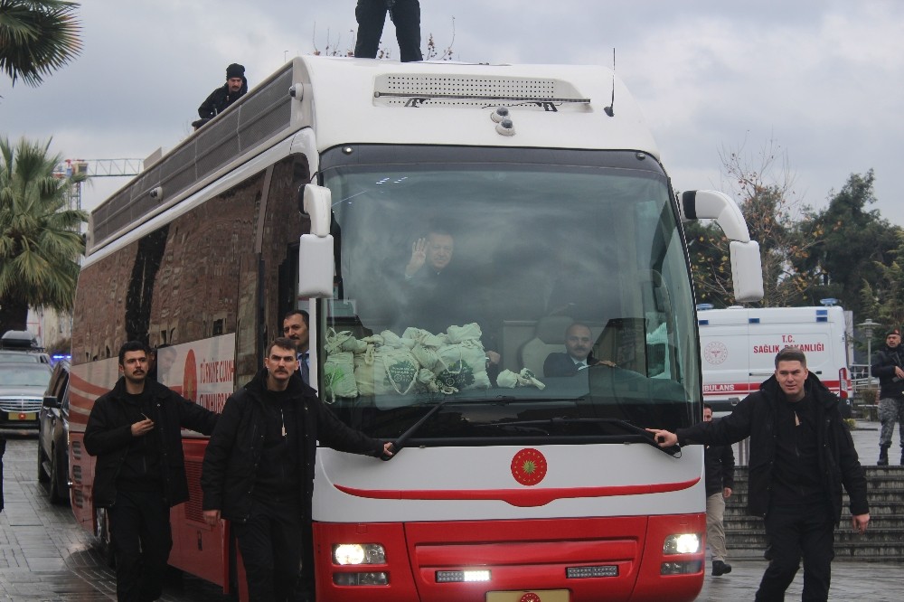 Cumhurbaşkanı Erdoğan cuma namazı çıkışında vatandaşları selamladı 